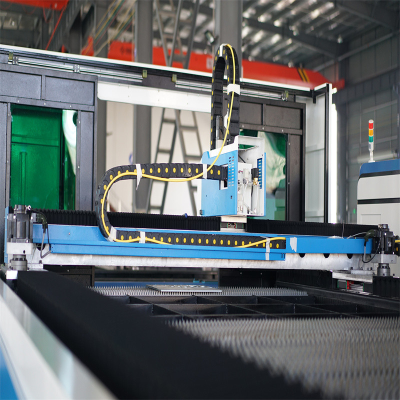 Laserová řezačka na kov 2000w CNC stroj na řezání plechů s vlákny laserem