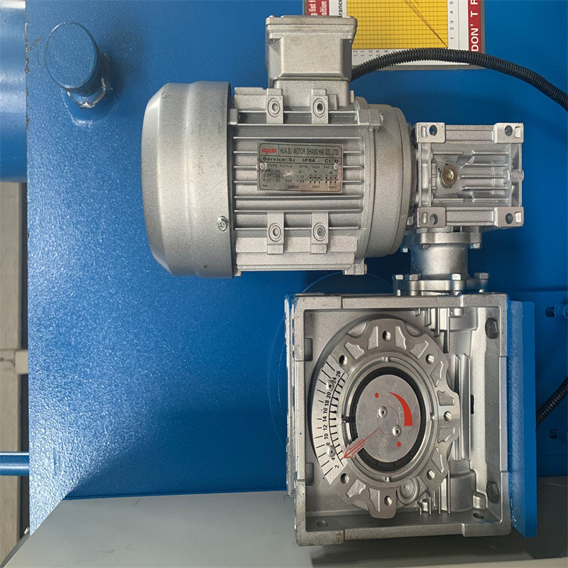 6 mm x 3200 mm Automatický CNC hydraulický stroj na stříhání ocelových plechů pro velké zatížení