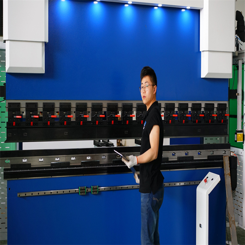 Čína 220t CNC ohýbačka 6 1osý hydraulický ohraňovací lis Cena