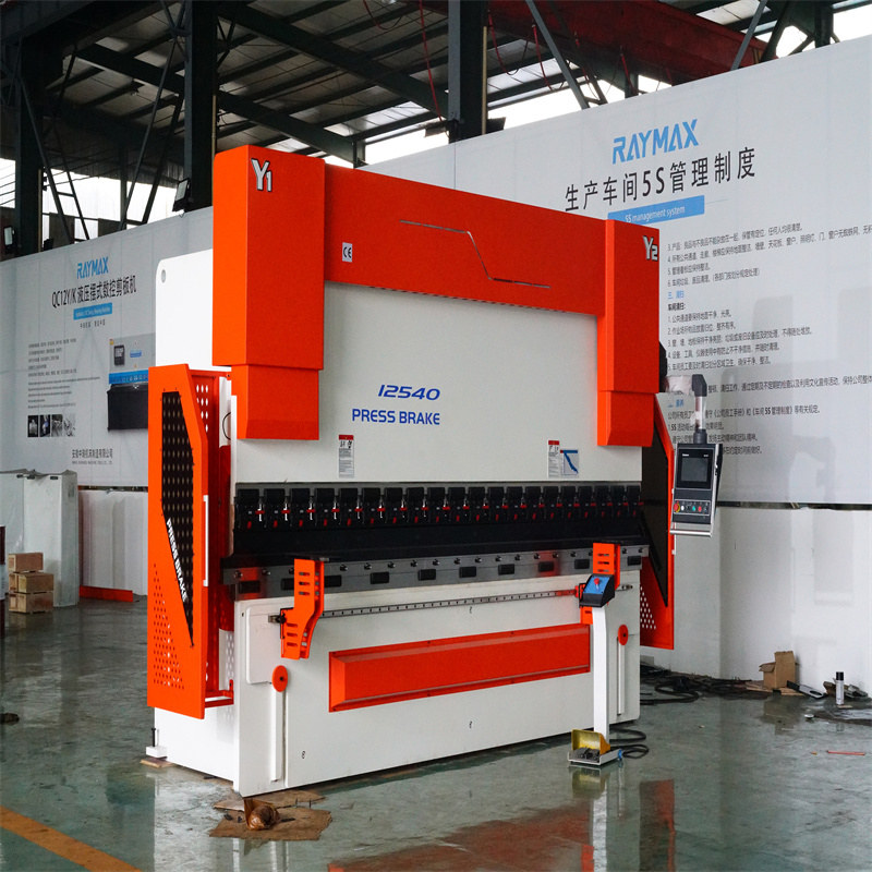Čína 220t CNC ohýbačka 6 1osý hydraulický ohraňovací lis Cena