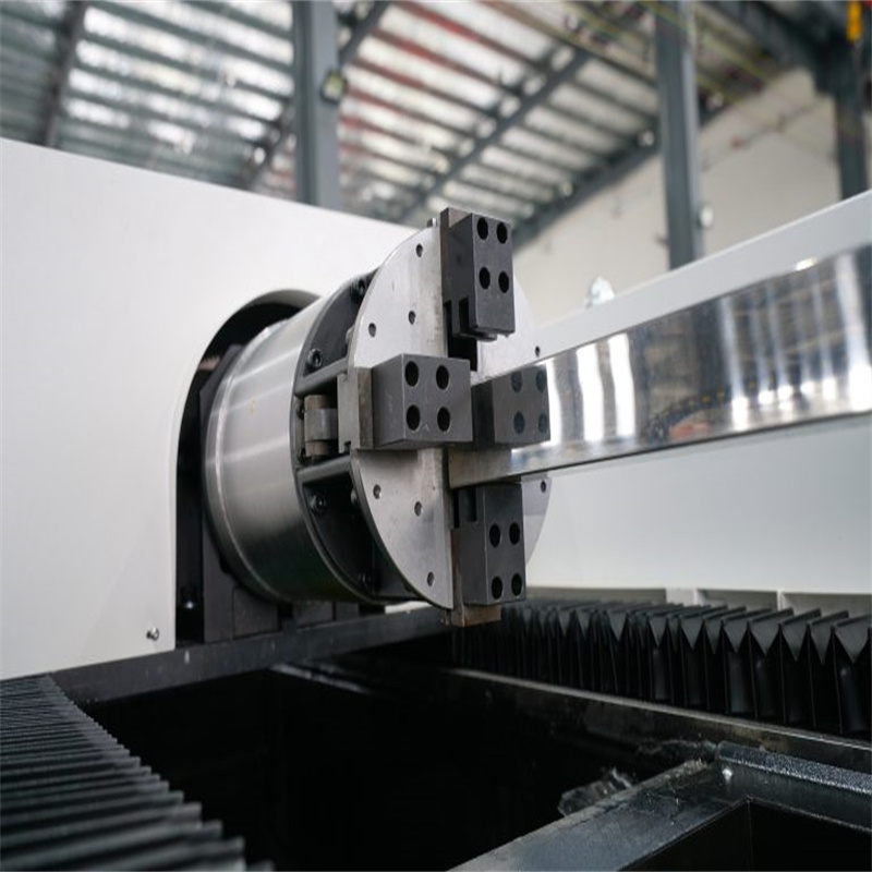 Čína Vysoce kvalitní levný 3kw vláknový laserový řezací stroj Cena