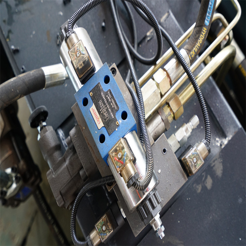 CNC ohraňovací lis s fotoelektrickou ochranou Elektro-hydraulický synchronní ohýbací stroj
