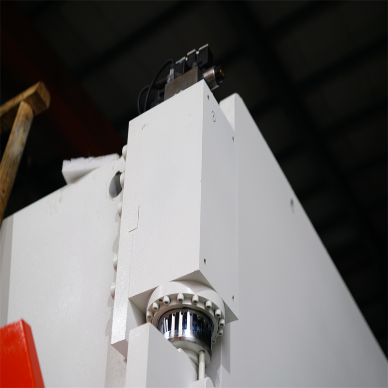 Elektrická hydraulická ohýbačka plechů 4osý CNC Delem ohraňovací lis 63t