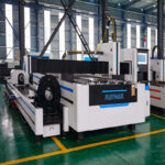 Vysoce výkonný 3015 2000W stroj na řezání kovových plechů CNC vláknem laserem