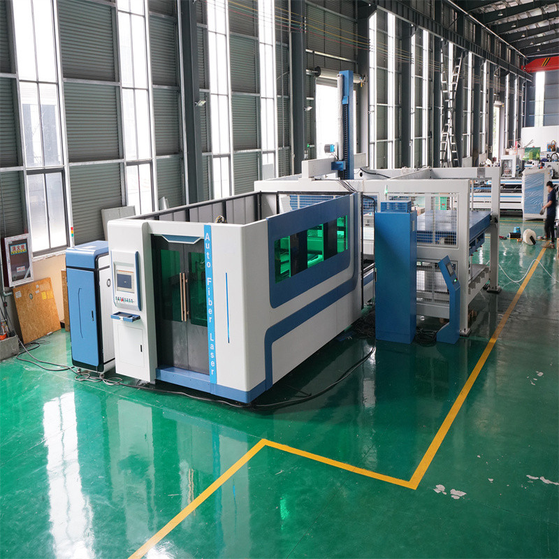 Vysoce přesný CNC laserový řezací stroj se střední šířkou plechu