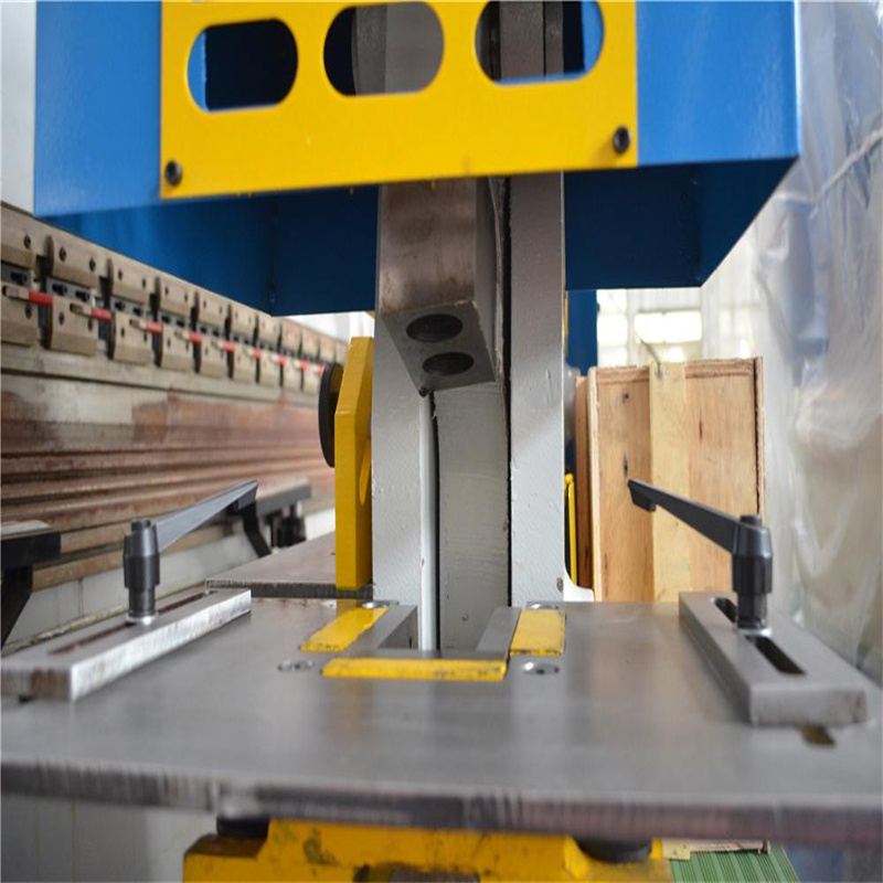 Vysoce kvalitní ohýbání plechů CNC Hydraulické žehličky Pracovník Stroj děrování Press Machine