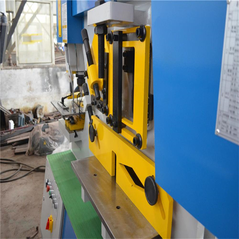 Vysoce kvalitní ohýbání plechů CNC Hydraulické žehličky Pracovník Stroj děrování Press Machine