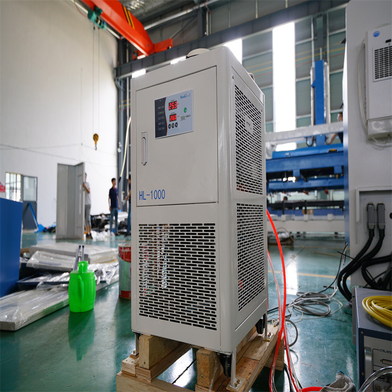 Vodou chlazený automatický CNC laserový řezací stroj na kovové vlákno 1500w
