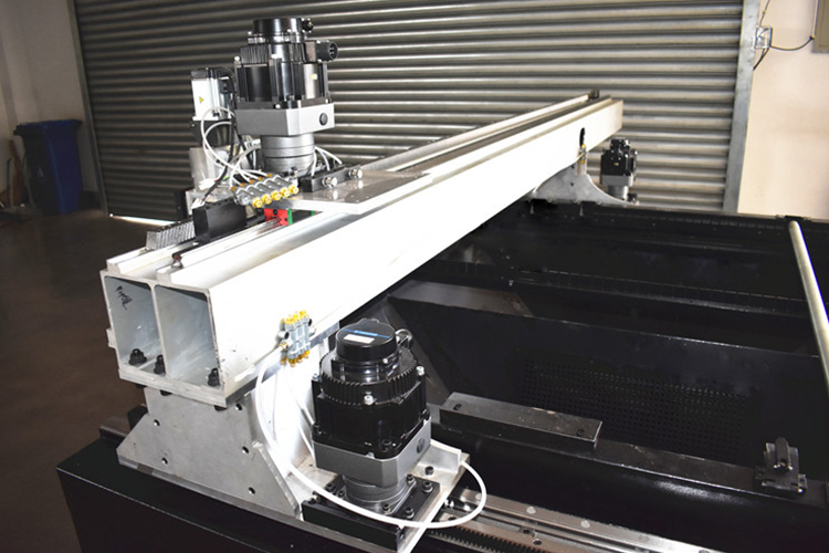 Vláknový laser 2000 Watt plochý vláknový laserový řezací stroj