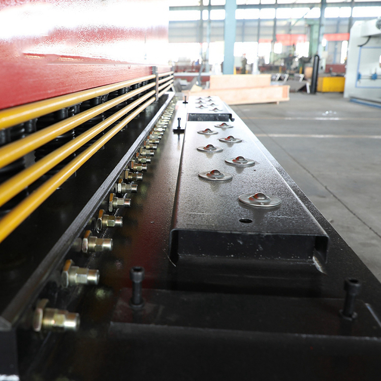 Qc12y / Qc12k Sheet Metal Steel Plate 6mm X 3200 Cnc Hydraulic Swing Beam Shear Machine Qc12y / Qc12k Ocelový plech 6 mm X 3200 CNC stroj s hydraulickým otočným nosníkem